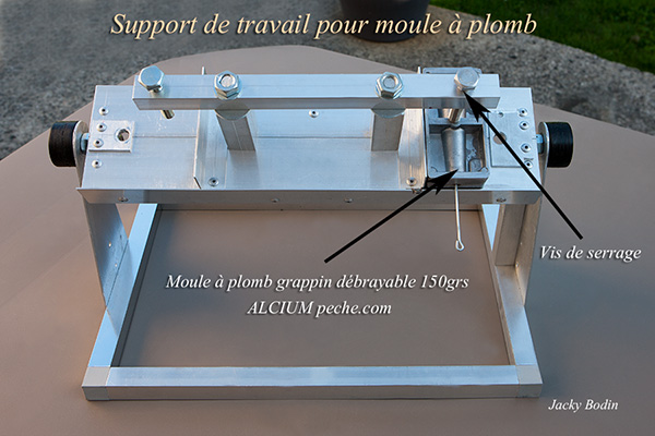 Support de travail pour moule à plomb grappin débrayable, une vue de dessus du plateau